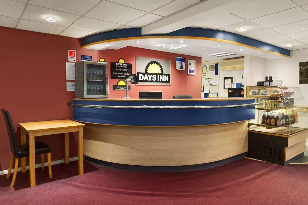 Отель Ramada Bristol West Easton in Gordano Интерьер фото
